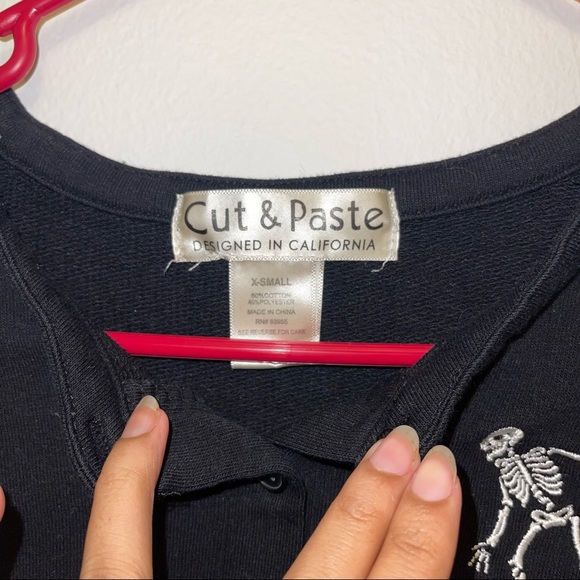 Embroidered skeleton on a skateboard pullover - Picture 3 of 3